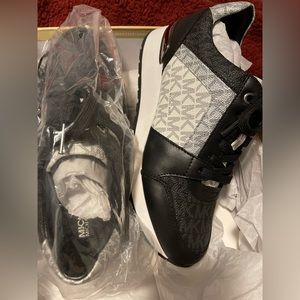 Billie Trainer black/optic white 
size 7 
Michael Kors Shoes